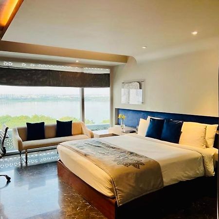 The Park Hyderabad, Banjara Hills near Hussain Sagar Lake Bagian luar foto A room at the hotel
