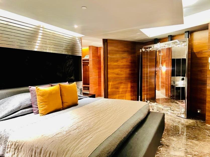 The Park Hyderabad, Banjara Hills near Hussain Sagar Lake Bagian luar foto A bedroom at the hotel