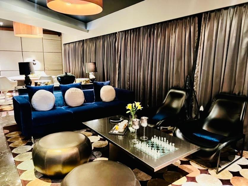 The Park Hyderabad, Banjara Hills near Hussain Sagar Lake Bagian luar foto The interior of a suite at the hotel