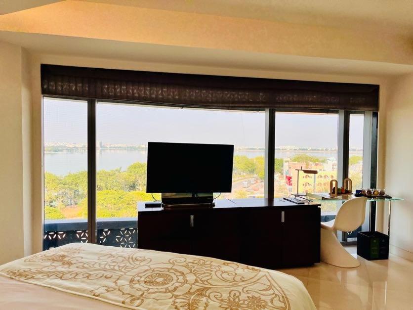 The Park Hyderabad, Banjara Hills near Hussain Sagar Lake Bagian luar foto A room at the Taj Mahal Palace