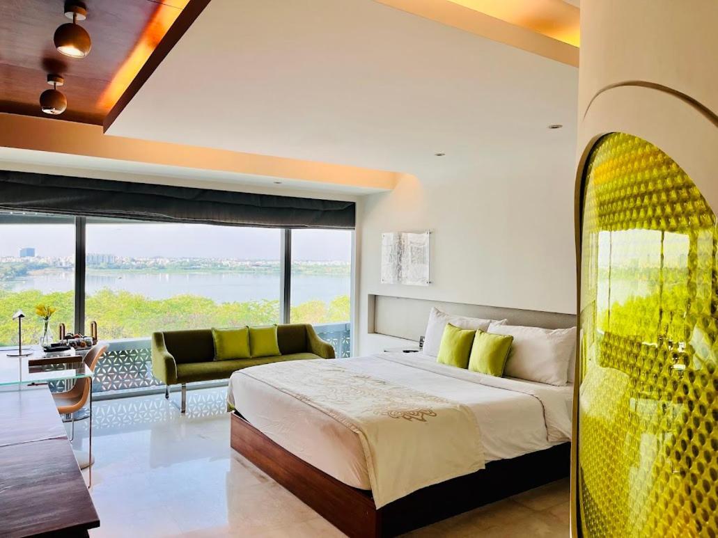 The Park Hyderabad, Banjara Hills near Hussain Sagar Lake Bagian luar foto A room at the hotel