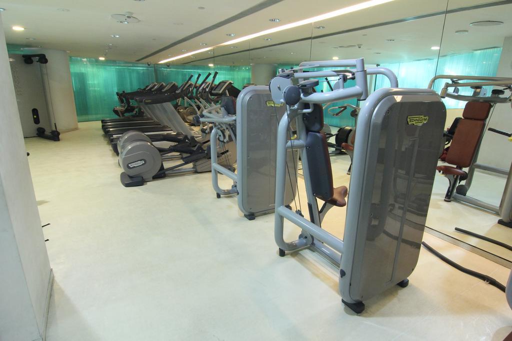 The Park Hyderabad, Banjara Hills near Hussain Sagar Lake Bagian luar foto The gym at the hotel