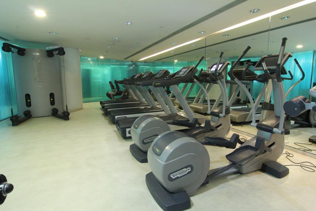 The Park Hyderabad, Banjara Hills near Hussain Sagar Lake Bagian luar foto The gym at the hotel
