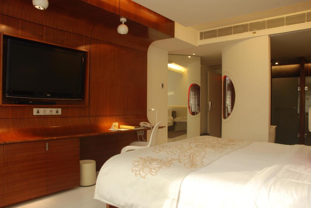 The Park Hyderabad, Banjara Hills near Hussain Sagar Lake Bagian luar foto A room at the Taj Bengal