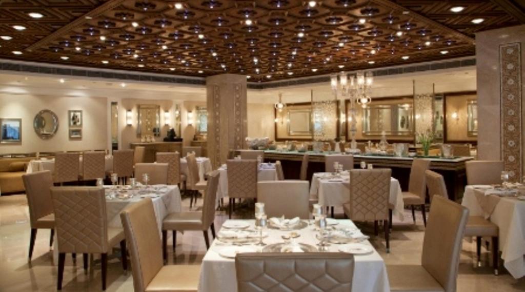 The Park Hyderabad, Banjara Hills near Hussain Sagar Lake Bagian luar foto The interior of the restaurant