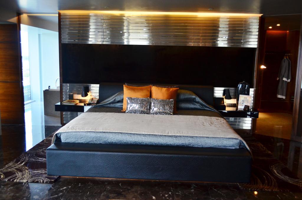 The Park Hyderabad, Banjara Hills near Hussain Sagar Lake Bagian luar foto A bedroom in the hotel