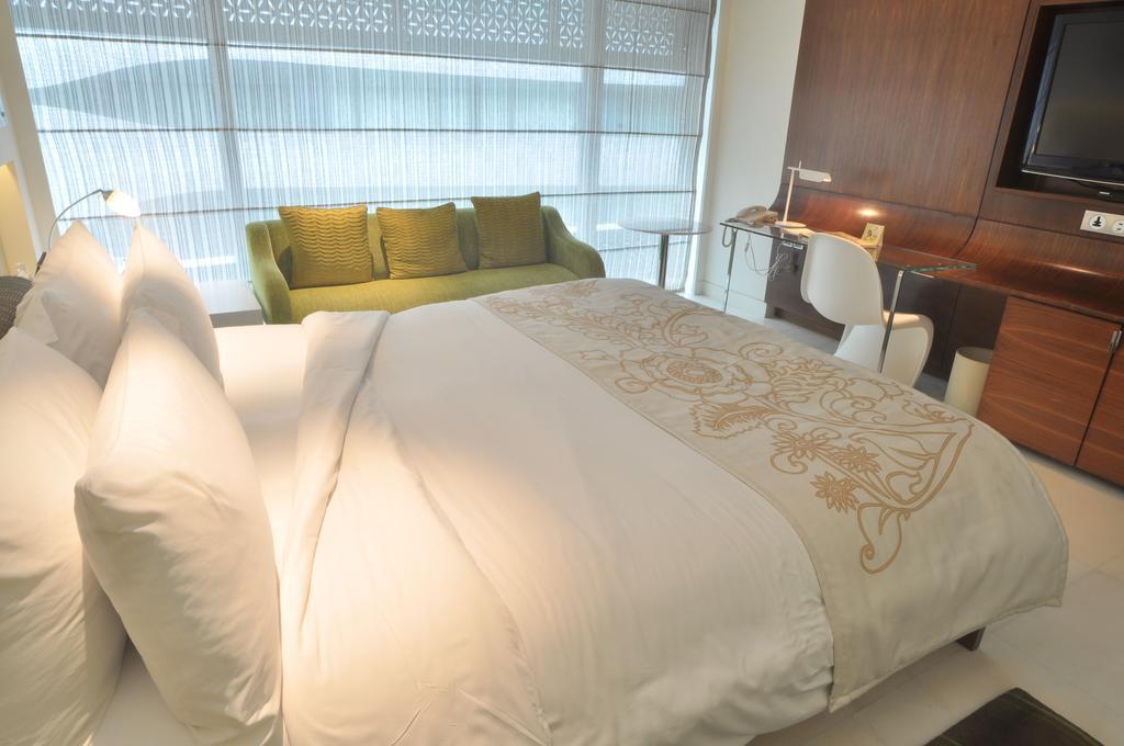 The Park Hyderabad, Banjara Hills near Hussain Sagar Lake Bagian luar foto A bedroom at the hotel