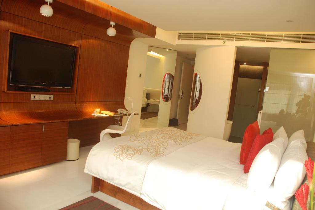 The Park Hyderabad, Banjara Hills near Hussain Sagar Lake Bagian luar foto A room at the Taj Bengal
