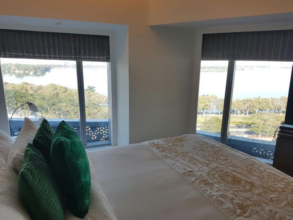 The Park Hyderabad, Banjara Hills near Hussain Sagar Lake Bagian luar foto A bedroom at the hotel